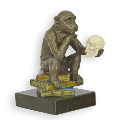 Bronzen aap Darwin filosoferend op boeken met schedel in hand