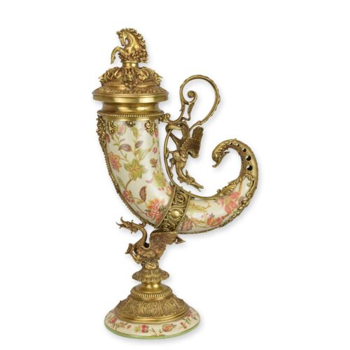 Cornucopia hoorn des overvloed Griekse mythe wit met bloemmotief. Bronzen paard en draken