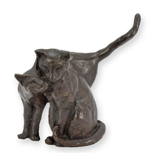 Twee bronzen knuffelende katten