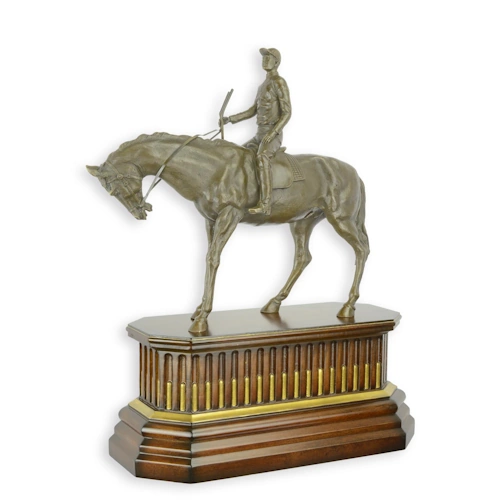 Bronzen jockey te paard op sokkel van hout