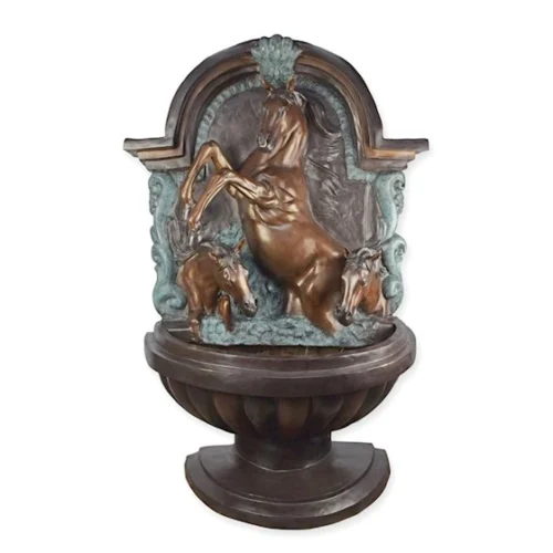 bronzen muurfontein met drie paarden